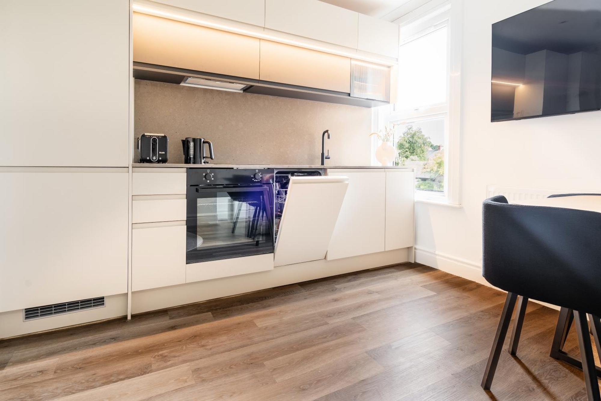 Newly Designed, 2Br Apt, 5Min From Northwood London Tube Station, Nato Hq, Ideal For Wembley, Warner Studio, Contractors Bagian luar foto