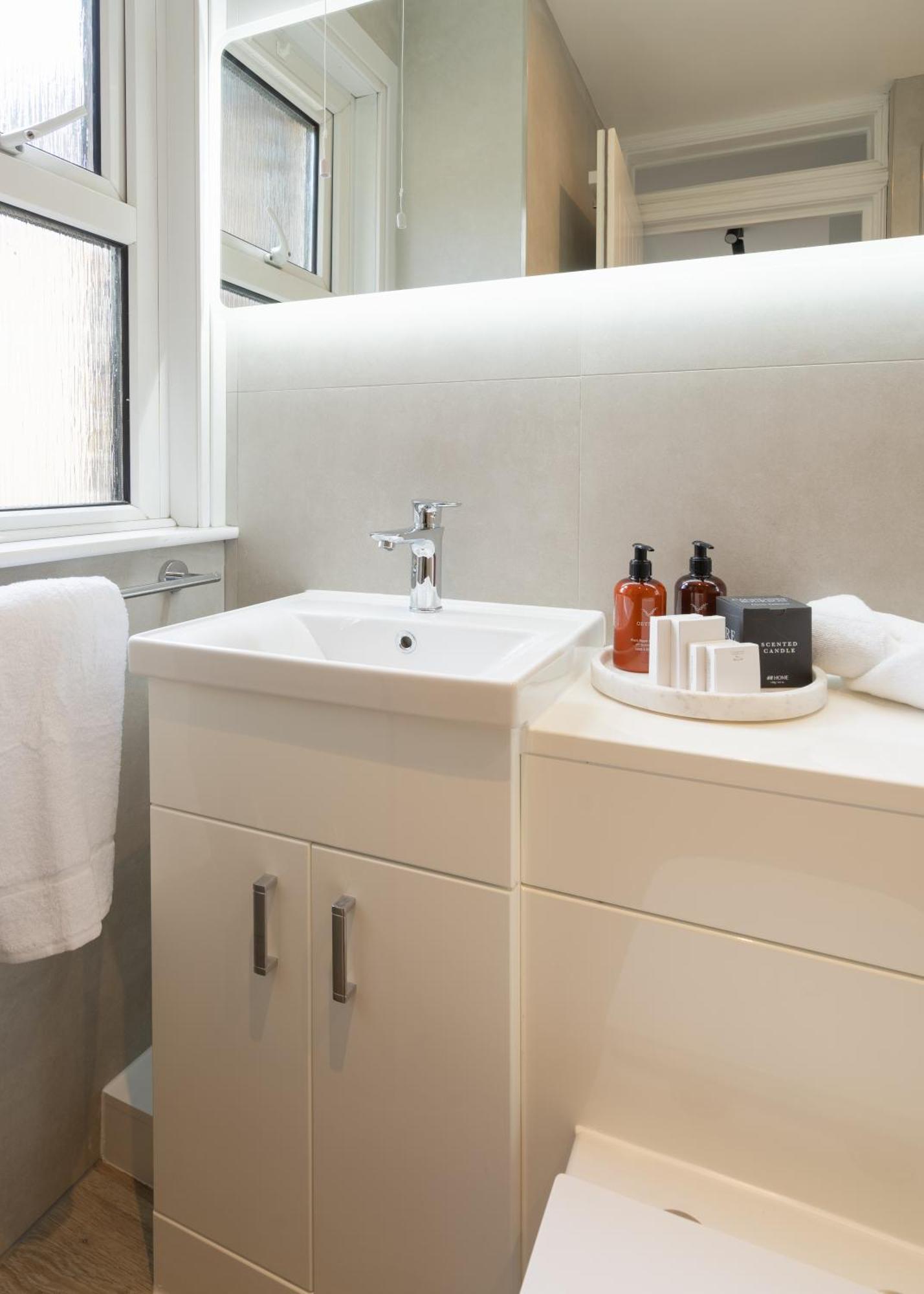 Newly Designed, 2Br Apt, 5Min From Northwood London Tube Station, Nato Hq, Ideal For Wembley, Warner Studio, Contractors Bagian luar foto