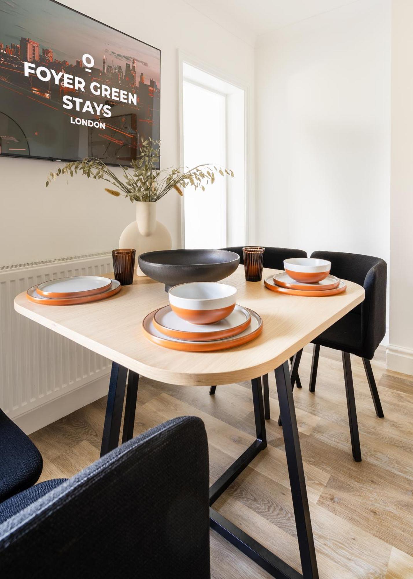 Newly Designed, 2Br Apt, 5Min From Northwood London Tube Station, Nato Hq, Ideal For Wembley, Warner Studio, Contractors Bagian luar foto