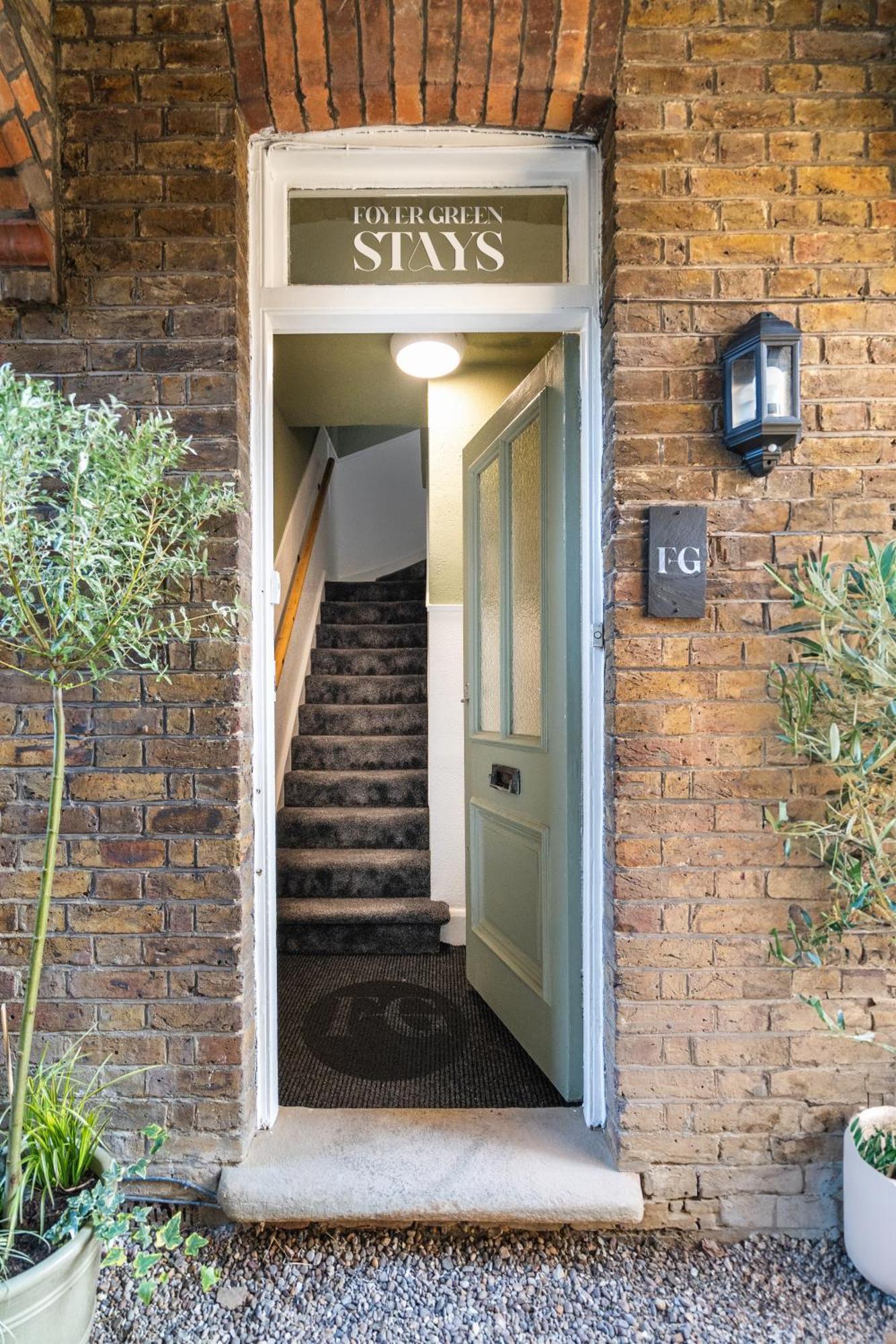 Newly Designed, 2Br Apt, 5Min From Northwood London Tube Station, Nato Hq, Ideal For Wembley, Warner Studio, Contractors Bagian luar foto