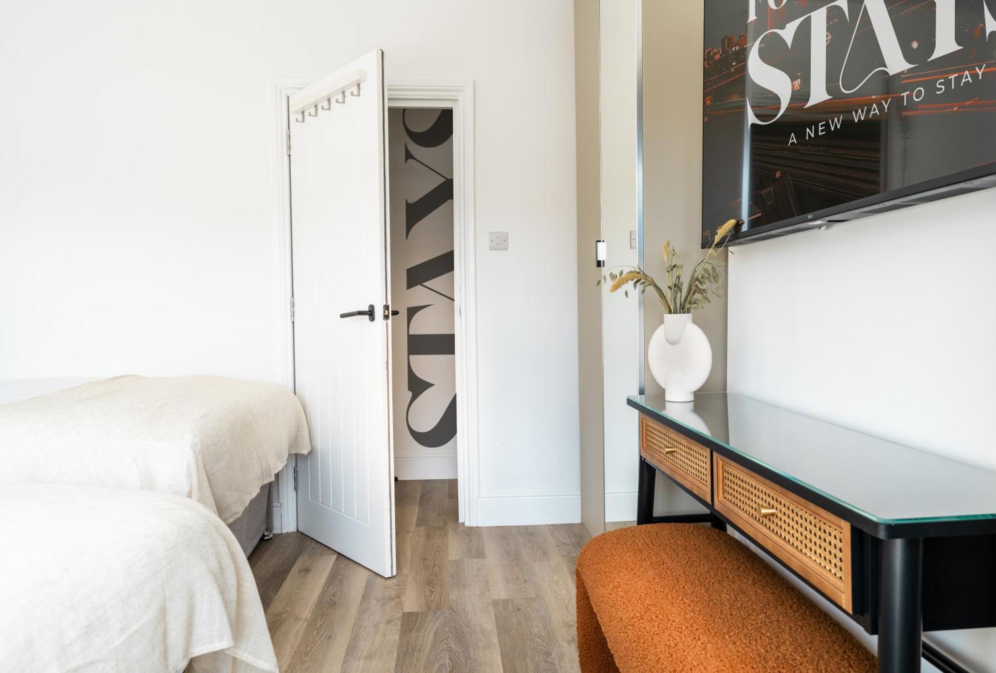 Newly Designed, 2Br Apt, 5Min From Northwood London Tube Station, Nato Hq, Ideal For Wembley, Warner Studio, Contractors Bagian luar foto